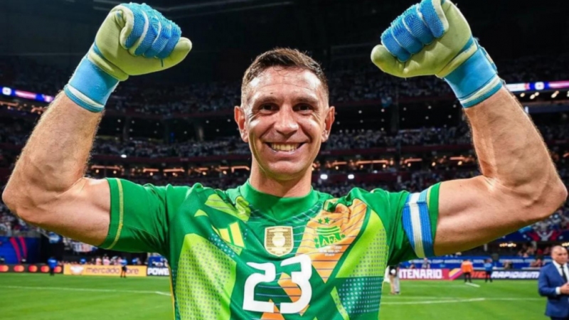 "Dibu" Martínez podría enfrentarse cara a cara con Cristiano Ronaldo